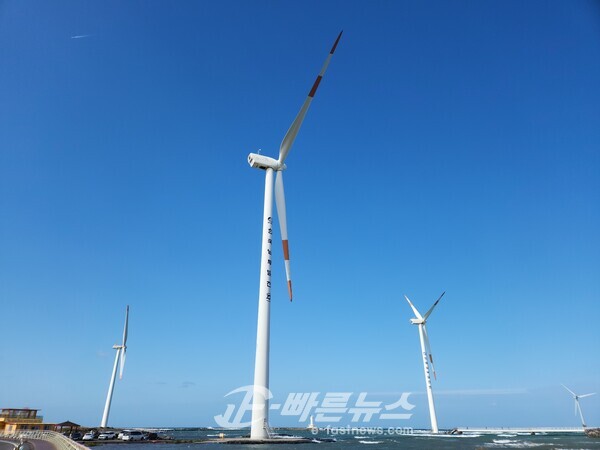 [e-빠른뉴스 포토] 제주도 신창 풍차마을, 이국적인 풍경으로 관광객 인기 몰이